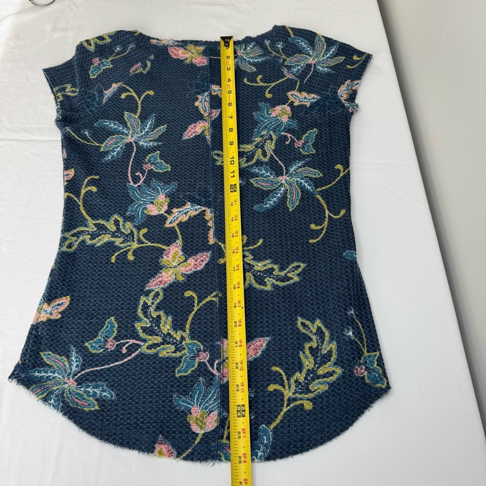 William Rast Blue Geneva Henley Top Floral Women’s Size Large - Picture 11 of 13